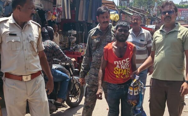 Jamshedpur thief caught : साकची में एसी का कॉपर पाइप काटकर ले जाते चोर रंगे हाथों पकड़ाया, सीसीटीवी फुटेज से हुआ खुलासा, देखिए – video Jamshedpur thief caught : साकची में एसी का कॉपर पाइप काटकर ले जाते चोर रंगे हाथों पकड़ाया, सीसीटीवी फुटेज से हुआ खुलासा, देखिए – video