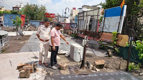 Jamshedpur theft : साकची बाजार में चोरों का आतंक, दो रात में आठ दुकानों के एसी के कॉपर पाइप की चोरी Jamshedpur theft : साकची बाजार में चोरों का आतंक, दो रात में आठ दुकानों के एसी के कॉपर पाइप की चोरी