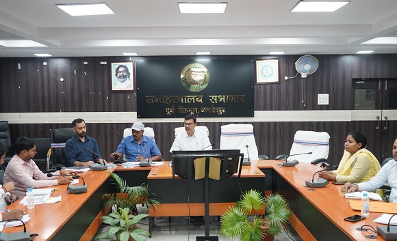 Jamshedpur dc meeting for water and sanitation : जमशेदपुर के उपायुक्त ने की जल एवं स्वच्छता समिति की बैठक, जल जीवन मिशन एवं स्वच्छ भारत मिशन ग्रामीण की योजनाओं की हुई विस्तृत समीक्षा Jamshedpur dc meeting for water and sanitation : जमशेदपुर के उपायुक्त ने की जल एवं स्वच्छता समिति की बैठक, जल जीवन मिशन एवं स्वच्छ भारत मिशन ग्रामीण की योजनाओं की हुई विस्तृत समीक्षा