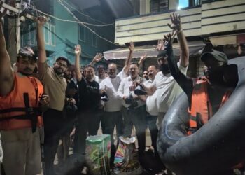 Jamshedpur helping hand : जुगसलाई में बाढ़ पीड़ितों की मदद के लिए आगे आए पार्षद, प्रभावित लोगों के बीच बांटा भोजन