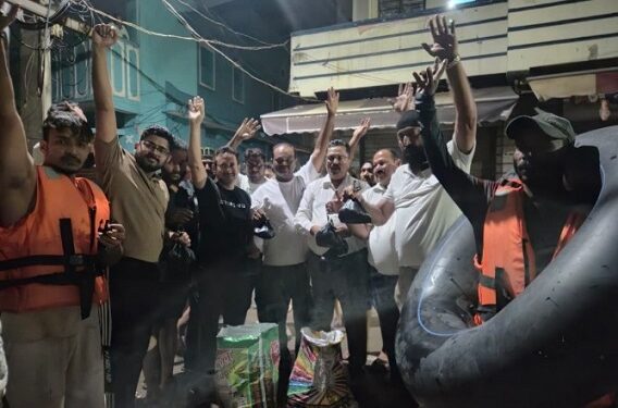 Jamshedpur helping hand : जुगसलाई में बाढ़ पीड़ितों की मदद के लिए आगे आए पार्षद, प्रभावित लोगों के बीच बांटा भोजन