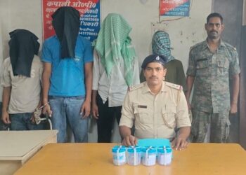 Jamshedpur border area police action : तमोलिया में नशे के कारोबार पर पुलिस का शिकंजा, 58 पुड़िया ब्राउन शुगर बरामद, चार गिरफ्तार Jamshedpur border area police action : तमोलिया में नशे के कारोबार पर पुलिस का शिकंजा, 58 पुड़िया ब्राउन शुगर बरामद, चार गिरफ्तार
