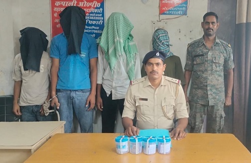 Jamshedpur border area police action : तमोलिया में नशे के कारोबार पर पुलिस का शिकंजा, 58 पुड़िया ब्राउन शुगर बरामद, चार गिरफ्तार Jamshedpur border area police action : तमोलिया में नशे के कारोबार पर पुलिस का शिकंजा, 58 पुड़िया ब्राउन शुगर बरामद, चार गिरफ्तार