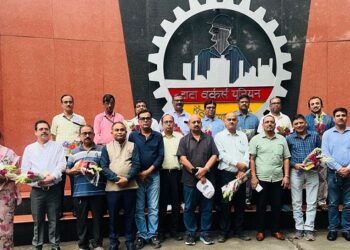 Tata steel retired employees felicitation : टाटा स्टील के 16 कर्मचारियों को दी गयी सेवानिवृति के बाद विदाई, नये जीवन के लिए दी गयी शुभकामनाएं Tata steel retired employees felicitation : टाटा स्टील के 16 कर्मचारियों को दी गयी सेवानिवृति के बाद विदाई, नये जीवन के लिए दी गयी शुभकामनाएं