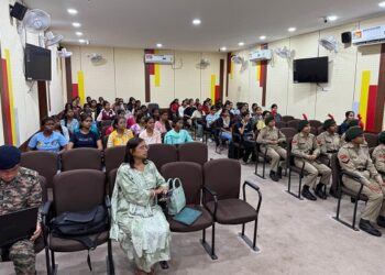 Jamshedpur womens university : जमशेदपुर महिला विश्वविद्यालय में करियर अवेयरनेस सेमिनार का आयोजन, छात्राओं को डिफेंस में करियर संवारने के दिये टिप्स Jamshedpur womens university : जमशेदपुर महिला विश्वविद्यालय में करियर अवेयरनेस सेमिनार का आयोजन, छात्राओं को डिफेंस में करियर संवारने के दिये टिप्स
