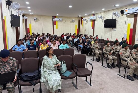 Jamshedpur womens university : जमशेदपुर महिला विश्वविद्यालय में करियर अवेयरनेस सेमिनार का आयोजन, छात्राओं को डिफेंस में करियर संवारने के दिये टिप्स Jamshedpur womens university : जमशेदपुर महिला विश्वविद्यालय में करियर अवेयरनेस सेमिनार का आयोजन, छात्राओं को डिफेंस में करियर संवारने के दिये टिप्स