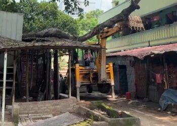 Jamshedpur encroachment drive : सोनारी में हटाया गया अवैध अतिक्रमण, दुकान को जेसीबी से तोड़ा, देखिए – video