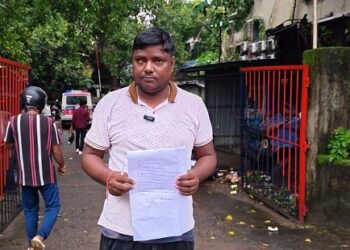 Jamshedpur crime : उलीडीह में सिविल ड्रेस में आये अपराधियों ने कबाड़ दुकानदार को बंधक बनाया, मारपीट कर जेब से 5 हजार रुपये छीनने का भी आरोप, देखिए – video