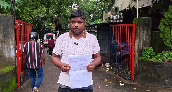Jamshedpur crime : उलीडीह में सिविल ड्रेस में आये अपराधियों ने कबाड़ दुकानदार को बंधक बनाया, मारपीट कर जेब से 5 हजार रुपये छीनने का भी आरोप, देखिए – video Jamshedpur crime : उलीडीह में सिविल ड्रेस में आये अपराधियों ने कबाड़ दुकानदार को बंधक बनाया, मारपीट कर जेब से 5 हजार रुपये छीनने का भी आरोप, देखिए – video
