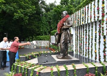 Tata steel pays homage to sir dorabji tata : सर दोराबजी टाटा को जन्मदिन पर दी गयी श्रद्धांजलि, टाटा स्टील के वाइस प्रेसिडेंट डीबी सुंदर रामम व टाटा वर्कर्स यूनियन के अध्यक्ष संजीव चौधरी टुन्नु समेत अन्य ने किया युगदृष्टा को नमन
