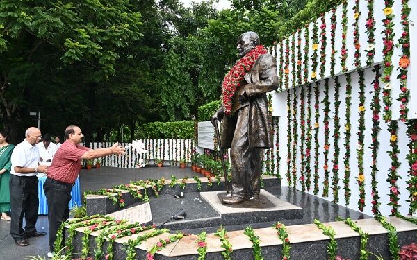 Tata steel pays homage to sir dorabji tata : सर दोराबजी टाटा को जन्मदिन पर दी गयी श्रद्धांजलि, टाटा स्टील के वाइस प्रेसिडेंट डीबी सुंदर रामम व टाटा वर्कर्स यूनियन के अध्यक्ष संजीव चौधरी टुन्नु समेत अन्य ने किया युगदृष्टा को नमन