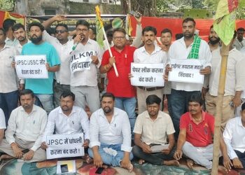 Jamshedpur jlkm protest : जेपीएससी व जेएसएससी परीक्षाओं में धांधली के खिलाफ जेएलकेएम का हल्ला बोल, डीसी ऑफिस पर दिया धरना, देखिए – video Jamshedpur jlkm protest : जेपीएससी व जेएसएससी परीक्षाओं में धांधली के खिलाफ जेएलकेएम का हल्ला बोल, डीसी ऑफिस पर दिया धरना, देखिए – video