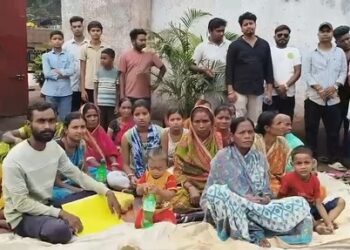 Saraikela indefinite strike : कांड्रा के इस कंपनी में आश्रित परिवार को नहीं मिली अनुकंपा पर नौकरी, अनिश्चितकालीन धरने पर बैठे परिजन