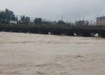 Jamshedpur flood alert : सुवर्णरेखा और खरकई नदी ऊफनाई, विकराल रूप किया धारण, कई इलाकों में घुसा बाढ़ का पानी, देखिए – video Jamshedpur flood alert : सुवर्णरेखा और खरकई नदी ऊफनाई, विकराल रूप किया धारण, कई इलाकों में घुसा बाढ़ का पानी, देखिए – video