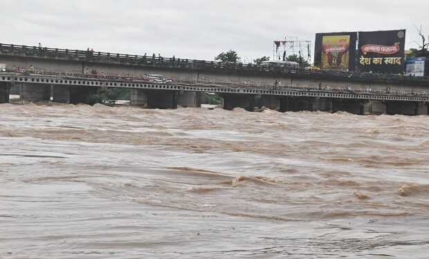 Jamshedpur flood good news : जमशेदपुर के लिए राहत की खबर, नदी का जलस्तर उतरने लगा नीचे, डीसी ने राहत कार्य को कराया तेज