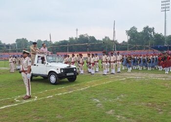 Saraikela independence day rehearsal : सरायकेला में डीसी-एसपी ने किया फुल ड्रेस परेड के अंतिम पूर्वाभ्यास का निरीक्षण, तिरंगे को दी सलामी Saraikela independence day rehearsal : सरायकेला में डीसी-एसपी ने किया फुल ड्रेस परेड के अंतिम पूर्वाभ्यास का निरीक्षण, तिरंगे को दी सलामी