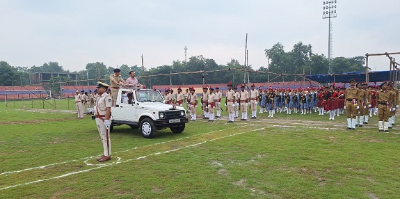 Saraikela independence day rehearsal : सरायकेला में डीसी-एसपी ने किया फुल ड्रेस परेड के अंतिम पूर्वाभ्यास का निरीक्षण, तिरंगे को दी सलामी Saraikela independence day rehearsal : सरायकेला में डीसी-एसपी ने किया फुल ड्रेस परेड के अंतिम पूर्वाभ्यास का निरीक्षण, तिरंगे को दी सलामी