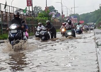 Jamshedpur rain effect : मानगो में बारिश का असर, छोटे पुल पर जलजमाव से लोग परेशान, देखिए – video Jamshedpur rain effect : मानगो में बारिश का असर, छोटे पुल पर जलजमाव से लोग परेशान, देखिए – video