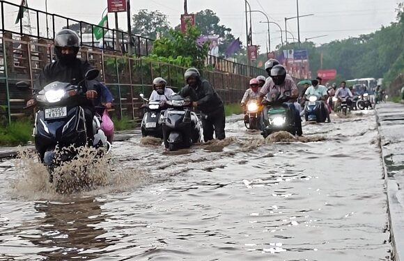 Jamshedpur rain effect : मानगो में बारिश का असर, छोटे पुल पर जलजमाव से लोग परेशान, देखिए – video Jamshedpur rain effect : मानगो में बारिश का असर, छोटे पुल पर जलजमाव से लोग परेशान, देखिए – video