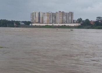 Jamshedpur water level : खरकई और सुवर्णरेखा नदी के जलस्तर में लगातार उतार-चढ़ाव, निचले इलाकों में बाढ़ का खतरा बरकरार