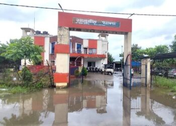Jamshedpur rural police station : बारिश के बाद तालाब में तब्दील हुआ गालूडीह थाना परिसर, पुलिसकर्मियों के साथ फरियादियों की बढ़ी परेशानी Jamshedpur rural police station : बारिश के बाद तालाब में तब्दील हुआ गालूडीह थाना परिसर, पुलिसकर्मियों के साथ फरियादियों की बढ़ी परेशानी