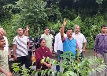 Jamshedpur road issue : गोविंदपुर अन्ना चौक पर जिला परिषद सदस्य ने सड़क के गड्ढों में पेड़ लगाकर जताया विरोध, कहा – शिकायत के बाद भी नहीं सुन रहे जिम्मेदार