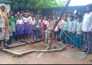 Jamshedpur rural drinking water issue : चाकुलिया के कोलबादिया उमवि का चापाकल ठप, पेयजल की समस्या Jamshedpur rural drinking water issue : चाकुलिया के कोलबादिया उमवि का चापाकल ठप, पेयजल की समस्या