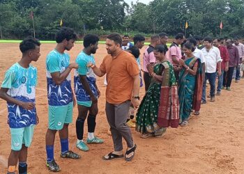 Jamshedpur rural football tournament : चाकुलिया के खैरबनी में दो दिवसीय फुटबॉल टूर्नामेंट का शुभारंभ, झामुमो के केंद्रीय प्रवक्ता कुणाल षाड़ंगी ने किया उद्घाटन