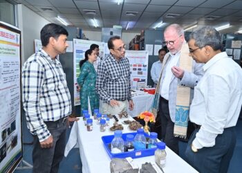 Jamshedpur csir-nml : कनाडा के उच्चायोग के वाणिज्यिक मंत्री ने सीएसआईआर-एनएमएल जमशेदपुर का किया दौरा, महत्वपूर्ण धातुओं के निष्कर्षण, पुनर्प्राप्ति एवं पुनर्चक्रण पर चर्चा की