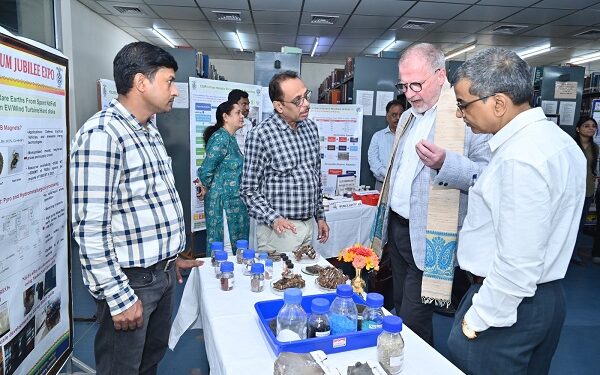 Jamshedpur csir-nml : कनाडा के उच्चायोग के वाणिज्यिक मंत्री ने सीएसआईआर-एनएमएल जमशेदपुर का किया दौरा, महत्वपूर्ण धातुओं के निष्कर्षण, पुनर्प्राप्ति एवं पुनर्चक्रण पर चर्चा की Jamshedpur csir-nml : कनाडा के उच्चायोग के वाणिज्यिक मंत्री ने सीएसआईआर-एनएमएल जमशेदपुर का किया दौरा, महत्वपूर्ण धातुओं के निष्कर्षण, पुनर्प्राप्ति एवं पुनर्चक्रण पर चर्चा की