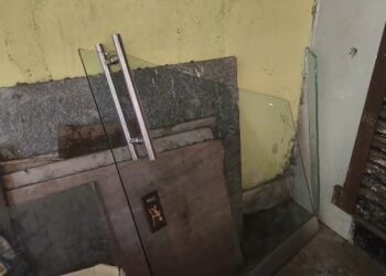 Jamshedpur incident : टेल्को में मारपीट के दौरान पिस्टल लहराने का आरोप, युवक ने दूसरे दुकान में घुसकर बचाई जान, देखिए – video Jamshedpur incident : टेल्को में मारपीट के दौरान पिस्टल लहराने का आरोप, युवक ने दूसरे दुकान में घुसकर बचाई जान, देखिए – video