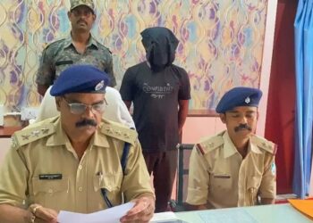 Jamshedpur border area police action : कपाली में बड़ी वारदात की फिराक में घूम रहा कुख्यात अपराधी हथियार के साथ गिरफ्तार, 10 आपराधिक मामले है दर्ज Jamshedpur border area police action : कपाली में बड़ी वारदात की फिराक में घूम रहा कुख्यात अपराधी हथियार के साथ गिरफ्तार, 10 आपराधिक मामले है दर्ज