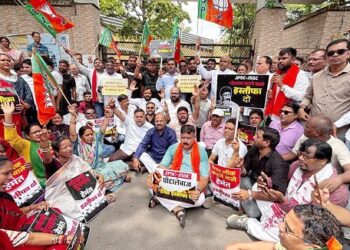 Jamshedpur bjp protest : जेपीएससी-जेएसएससी भर्ती घोटालों के विरोध में भाजयुमो जमशेदपुर महानगर ने उपायुक्त कार्यालय पर आक्रोश मार्च निकालकर किया प्रदर्शन, राज्यपाल के नाम उपायुक्त को सौंपा ज्ञापन Jamshedpur bjp protest : जेपीएससी-जेएसएससी भर्ती घोटालों के विरोध में भाजयुमो जमशेदपुर महानगर ने उपायुक्त कार्यालय पर आक्रोश मार्च निकालकर किया प्रदर्शन, राज्यपाल के नाम उपायुक्त को सौंपा ज्ञापन