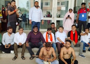 Jamshedpur mgm hospital hungama : एमजीएम अस्पताल में होमगार्ड जवानों ने भाजपा कार्यकर्ता और उसके जीजा को लाठी-डंडे से पीटा, विरोध में भाजपाइयों का हंगामा, देखिए – video