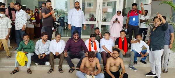 Jamshedpur mgm hospital hungama : एमजीएम अस्पताल में होमगार्ड जवानों ने भाजपा कार्यकर्ता और उसके जीजा को लाठी-डंडे से पीटा, विरोध में भाजपाइयों का हंगामा, देखिए – video Jamshedpur mgm hospital hungama : एमजीएम अस्पताल में होमगार्ड जवानों ने भाजपा कार्यकर्ता और उसके जीजा को लाठी-डंडे से पीटा, विरोध में भाजपाइयों का हंगामा, देखिए – video
