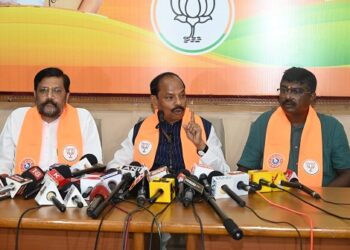 Jharkhand ex cm attack on Hemant soren government : झारखंड के पूर्व मुख्यमंत्री रघुवर दास ने एमएमडीआर एक्ट को लेकर बोला बड़ा हमला, कहा – राज्य और राष्ट्र हित में है एमएमडीआर एक्ट, झामुमो और कांग्रेस गलत व्याख्या कर फैला रहे हैं भ्रम