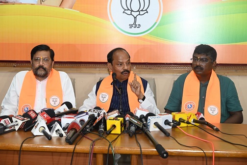 Jharkhand ex cm attack on Hemant soren government : झारखंड के पूर्व मुख्यमंत्री रघुवर दास ने एमएमडीआर एक्ट को लेकर बोला बड़ा हमला, कहा – राज्य और राष्ट्र हित में है एमएमडीआर एक्ट, झामुमो और कांग्रेस गलत व्याख्या कर फैला रहे हैं भ्रम