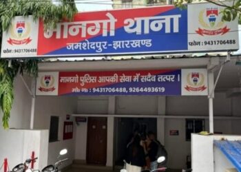 Jamshedpur theft : मानगो एनएच-33 पर एक दुकान में चोरी, चोर कॉपर पाइप व जनरेटर की बैटरी लेकर फरार Jamshedpur theft : मानगो एनएच-33 पर एक दुकान में चोरी, चोर कॉपर पाइप व जनरेटर की बैटरी लेकर फरार