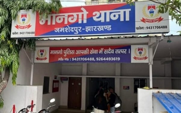 Jamshedpur theft : मानगो एनएच-33 पर एक दुकान में चोरी, चोर कॉपर पाइप व जनरेटर की बैटरी लेकर फरार Jamshedpur theft : मानगो एनएच-33 पर एक दुकान में चोरी, चोर कॉपर पाइप व जनरेटर की बैटरी लेकर फरार