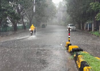 Jharkhand weather alert : झारखंड में मूसलाधार बारिश से सड़के बनीं तालाब, कई एरिया जलमग्न, मंगलवार को कैसा रहेगा मौसम जानें Jharkhand weather alert : झारखंड में मूसलाधार बारिश से सड़के बनीं तालाब, कई एरिया जलमग्न, मंगलवार को कैसा रहेगा मौसम जानें