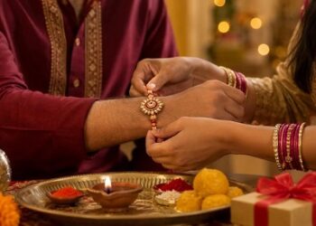 Rakshabandhan 2026: रक्षाबंधन पर जानें राखी बांधने का शुभ मुहूर्त, भाई की कलाई पर राखी बांधते समय कितनी गांठ लगाएं, जानें