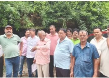 Jamshedpur land occupying issue : शास्त्रीनगर में सरकारी जमीन पर कब्जा करने का आरोप, थाने में लोगों ने की शिकायत