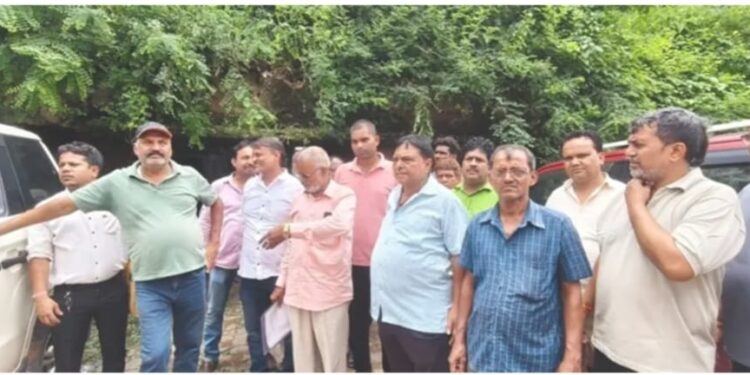 Jamshedpur land occupying issue : शास्त्रीनगर में सरकारी जमीन पर कब्जा करने का आरोप, थाने में लोगों ने की शिकायत