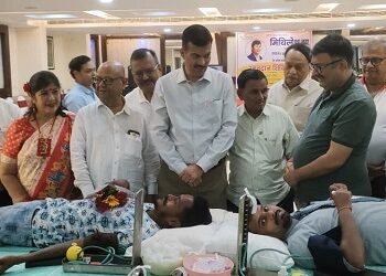 Jamshedpur blood donation camp : साकची केनेलाइट होटल के संस्थापक स्वर्गीय मिथिलेश झा के जन्म दिन पर आयोजित हुआ रक्तदान शिविर, उपायुक्त ने लिया हिस्सा Jamshedpur blood donation camp : साकची केनेलाइट होटल के संस्थापक स्वर्गीय मिथिलेश झा के जन्म दिन पर आयोजित हुआ रक्तदान शिविर, उपायुक्त ने लिया हिस्सा