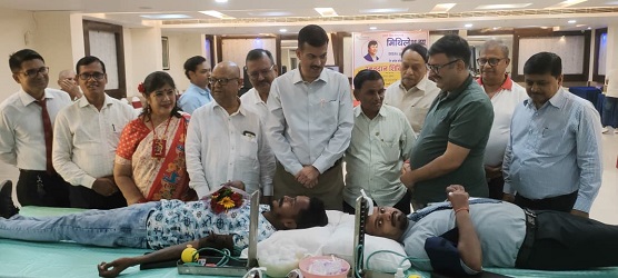 Jamshedpur blood donation camp : साकची केनेलाइट होटल के संस्थापक स्वर्गीय मिथिलेश झा के जन्म दिन पर आयोजित हुआ रक्तदान शिविर, उपायुक्त ने लिया हिस्सा
