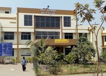 Jamshedpur sadar hospital hungama : सदर अस्पताल में नाबालिग के प्रसव के बाद हंगामा, पहचान छिपाकर भर्ती होने का आरोप Jamshedpur sadar hospital hungama : सदर अस्पताल में नाबालिग के प्रसव के बाद हंगामा, पहचान छिपाकर भर्ती होने का आरोप