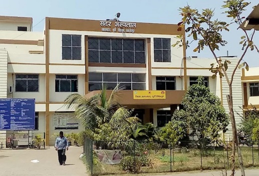 Jamshedpur sadar hospital hungama : सदर अस्पताल में नाबालिग के प्रसव के बाद हंगामा, पहचान छिपाकर भर्ती होने का आरोप Jamshedpur sadar hospital hungama : सदर अस्पताल में नाबालिग के प्रसव के बाद हंगामा, पहचान छिपाकर भर्ती होने का आरोप