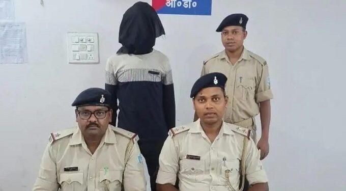 Saraikela police success : चांडिल में चोरी की दो बाइक के साथ युवक गिरफ्तार, 10 दिन पहले ही जेल से आया था बाहर