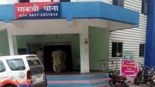 Jamshedpur fraud : साकची में ठगी की शिकार बनी महिला, पुलिस वाला बनकर महिला से लाखों के सोने की चूड़ियां लेकर हुआ फरार Jamshedpur fraud : साकची में ठगी की शिकार बनी महिला, पुलिस वाला बनकर महिला से लाखों के सोने की चूड़ियां लेकर हुआ फरार