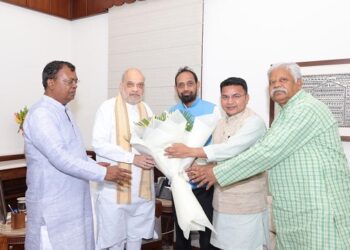 Jamshedpur mp and others meet central home minister : जमशेदपुर के सांसद विद्युतवरण महतो सांसदों के साथ गृह मंत्री अमित शाह से की मुलाकात, कुड़माली भाषा को आठवीं अनुसूची में शामिल करने की मांग Jamshedpur mp and others meet central home minister : जमशेदपुर के सांसद विद्युतवरण महतो सांसदों के साथ गृह मंत्री अमित शाह से की मुलाकात, कुड़माली भाषा को आठवीं अनुसूची में शामिल करने की मांग